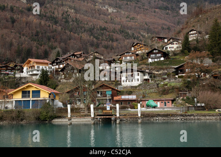 Vista delle case sul fiume Aare, vicino Interlaken, Svizzera Foto Stock