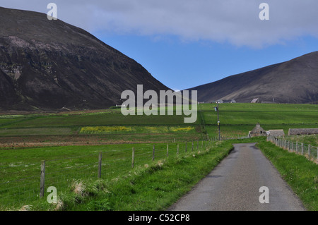 Il Ward Hill e strada rurale, l'isola di Hoy, isole Orcadi, Scozia. Foto Stock