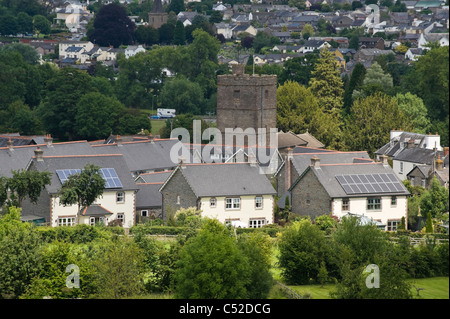 Pannelli solari sul tetto di case unifamiliari nel villaggio di Llangattock Powys South Wales UK Foto Stock