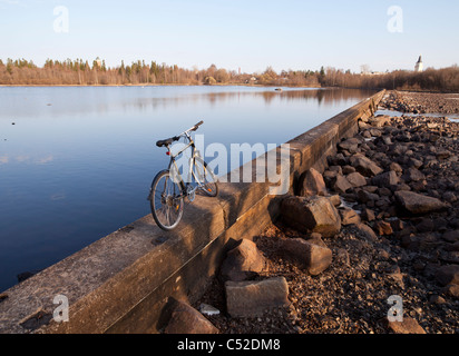 Diga sommersa per controllare il livello di acqua al fiume Oulujoki , Finlandia Foto Stock