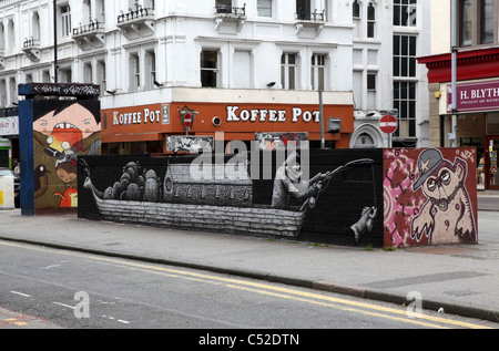 Graffiti adorining pareti in Piazza Stevenson nel quartiere settentrionale in Manchester Foto Stock