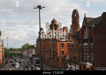 Vista dal ponte pedonale verso la stazione ferroviaria di Piccadilly in direzione della stazione dei vigili del fuoco di London Road Foto Stock