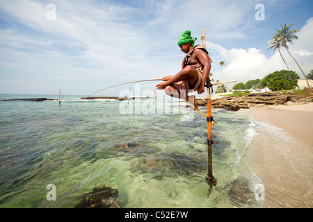 Stilt tradizionale di pescatori sulla spiaggia vicino a Koggala, LKA, Sri Lanka Foto Stock