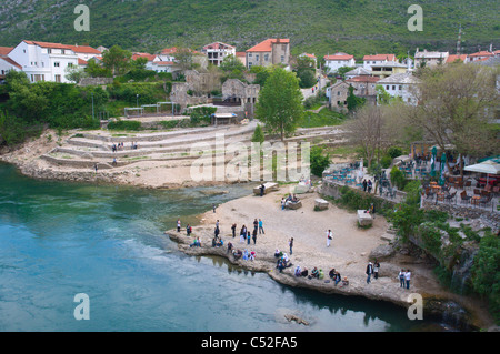 Riverside Neretva vedute a Stari Grad. La città vecchia centrale della città di Mostar Bosnia Erzegovina Europa Foto Stock