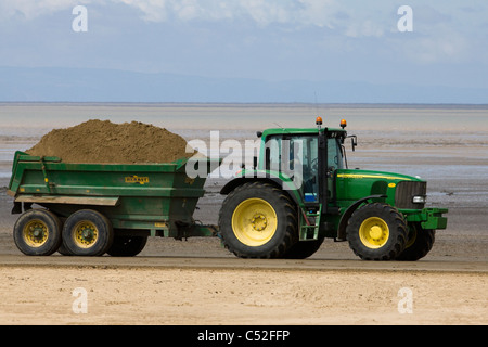 Un trattore in movimento la sabbia lungo la spiaggia di Weston Super Mare Inghilterra Foto Stock