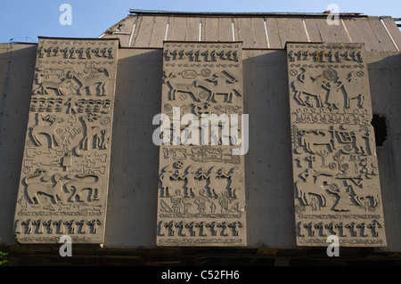 Guerra e danneggiato edificio abbandonato lungo Mostarski Bataljon strada centrale della città di Mostar Bosnia Erzegovina Europa Foto Stock