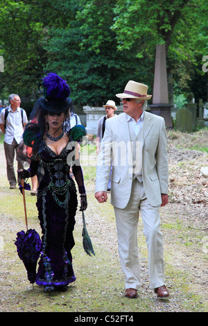 La gente vestita a lutto vittoriano vestiti a Kensal Green cemetery open day, Londra, Inghilterra Foto Stock