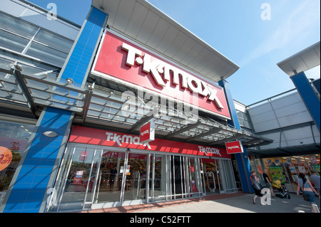 La vetrina del rivenditore di moda T.K. Maxx su un retail park, Manchester. (Solo uso editoriale). Foto Stock