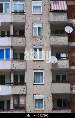 Fori di proiettile sul lato dell'edificio dalla guerra degli anni novanta la città di Mostar Bosnia Erzegovina Europa Foto Stock
