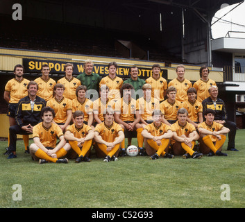 Wolverhampton Wanderers football team 1983 / 1984 stagione Wolves back row Peter Daniel, John Humphrey, Mel Eves, Paul Bradshaw, John Pender, John Burridge, Wayne Clarke, Andy Grey, Ken Hibbitt. Middle Jim Barron, Mick Matthews, Alan Dodd, Bob Coy, Geoff Palmer, Mick Hollifield, Gordon Smith, Tony Towner, Graham Hawkins. Front Hugh Atkinson, Paul Butler, Cartwright, Livingstone, Mike Bennett. 1983 Foto Stock