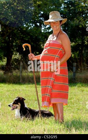 La pastorella Katie Cropper indossa il suo kenyan kikoi a 9 mesi incinta. Agricoltore agricoltura donna fattoria animali donne signora Gran Bretagna anni 90 pastore moda Foto Stock