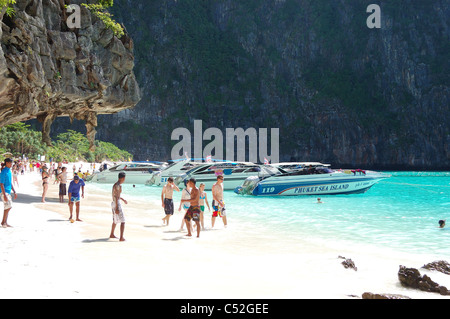 Spiaggia con turisti e barche a motore sulle acque turchesi di Maya Bay Lagoon, Koh Phi Phi island, Thailandia Foto Stock