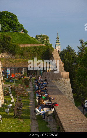 Cafe terrazza presso fortezza di Kalemegdan Park central Belgrado capitale della Serbia Europa Foto Stock