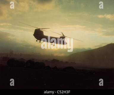 Settembre 1966 B Azienda 228th Aviation 1a divisione di cavalleria elicottero Chinook sul sostegno diretto ai Cavalleggeri un khe Foto Stock