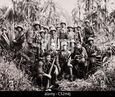 Un gruppo di Stati Uniti predatori marini posa per una foto davanti a un giapponese piroga, su Bougainville, Gennaio, 1944. Foto Stock