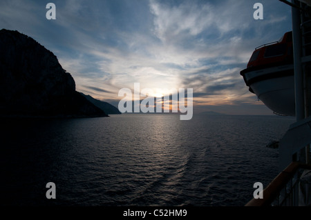 Saiiing lontano da Capri in serata Foto Stock