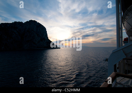 Saiiing lontano da Capri in serata Foto Stock