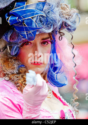 Caratteri colorati che frequentano della Londra Gay Pride 41 anni. Anniversario Parade - Londra 2nd.Luglio 2011 Foto Stock