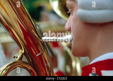 Ragazzo di riproduzione di musica in Baviera, Germania. Foto Stock