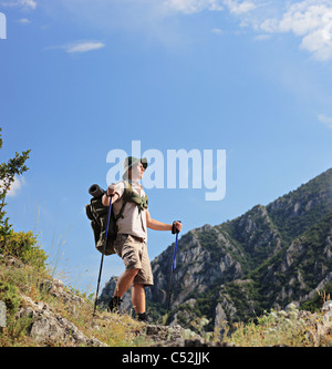 Giovani backpackers guardando verso il vertice in Macedonia Foto Stock