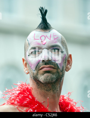 Caratteri colorati che frequentano della Londra Gay Pride 41 anni. Anniversario Parade - Londra 2nd.Luglio 2011 Foto Stock