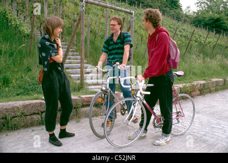 Tre adolescenti talk su biciclette in Germania. Foto Stock