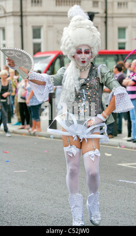 Caratteri colorati che frequentano della Londra Gay Pride 41 anni. Anniversario Parade - Londra 2nd.Luglio 2011 Foto Stock