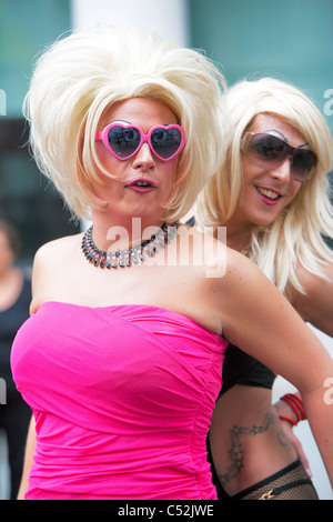 Caratteri colorati che frequentano della Londra Gay Pride 41 anni. Anniversario Parade - Londra 2nd.Luglio 2011 Foto Stock