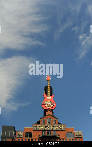 Stati Uniti Maryland MD Baltimore Inner Harbor - Hard Rock Cafe al vecchio impianto di alimentazione - chitarra di grandi dimensioni Foto Stock