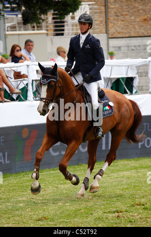 Ben Maher dalla Gran Bretagna in azione sul cavallo Voske. Foto Stock