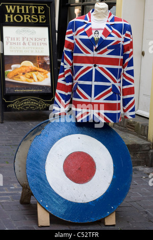 Unione Jack cappotto e Target di informare il pubblico che i mods e Rockers shop è aperto a Londra Foto Stock