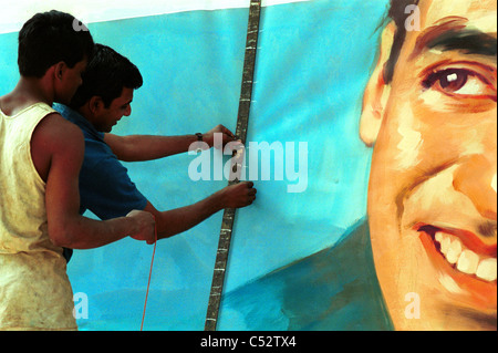 INDIA, Mumbai Bombay, Ellora di pellicole per arti grafiche hoarder, artisti di vernice parete grande poster come pubblicità per il nuovo film di Bollywood rilascia al cinema Foto Stock