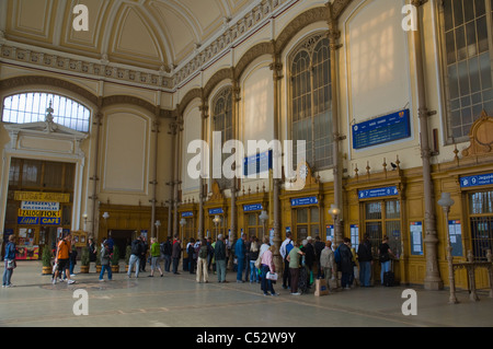 Biglietto hall a Nyugati stazione ferroviaria Budapest Ungheria Europa Foto Stock