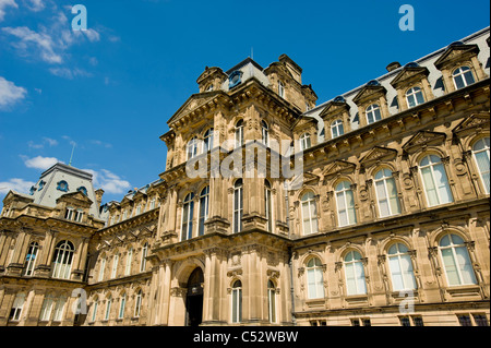 Primo piano dell'esterno del museo Bowes, il castello di Barnard; girato da un angolo basso. Contea di Durham. REGNO UNITO. Foto Stock
