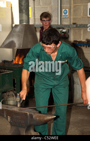 Una dimostrazione blacksmithing nella fucina di giovani allievi di scuola Brymore Cannington Somerset England Regno Unito Foto Stock