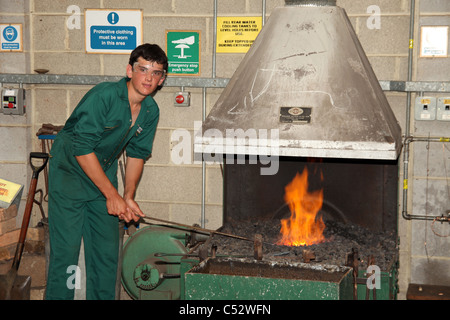 Una dimostrazione blacksmithing nella fucina di giovani allievi di scuola Brymore Cannington Somerset England Regno Unito Foto Stock