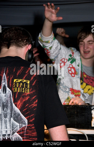 Nero riproduzione di un DJ set nella baia in Aberystwyth. Un'immagine di Mike di nero di T-shirt e il pubblico. Foto Stock