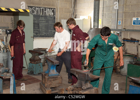 Una dimostrazione blacksmithing nella fucina di giovani allievi di scuola Brymore Cannington Somerset England Regno Unito Foto Stock