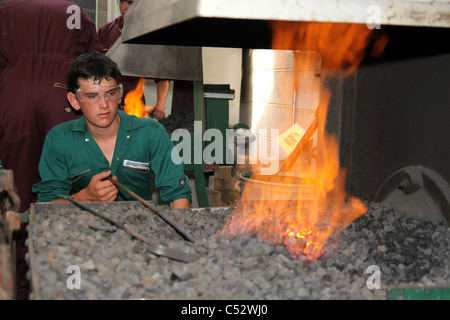 Una dimostrazione blacksmithing nella fucina di giovani allievi di scuola Brymore Cannington Somerset England Regno Unito Foto Stock