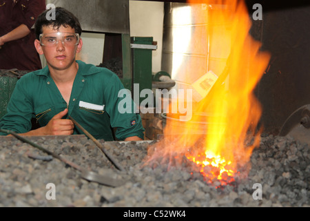 Una dimostrazione blacksmithing nella fucina di giovani allievi di scuola Brymore Cannington Somerset England Regno Unito Foto Stock