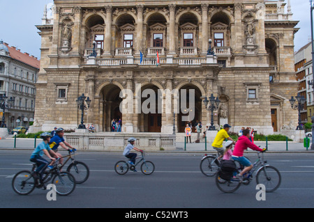 Le biciclette di fronte ungherese Opera House il 1 maggio quando molte strade sono state off limits per le automobili Budapest Ungheria Europa Foto Stock