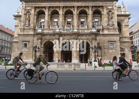 Le biciclette di fronte ungherese Opera House il 1 maggio quando molte strade sono state off limits per le automobili Budapest Ungheria Europa Foto Stock