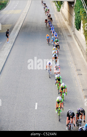 Birds Eye view dei ciclisti racing a Londra alla tappa del tour della Gran Bretagna Foto Stock