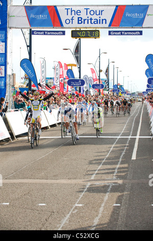 Folle immense allietare la tappa finale del tour della Gran Bretagna di Norfolk Foto Stock