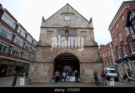 La piazza e il vecchio mercato Hall di Shrewsbury. Foto Stock