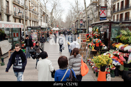 La gente di passeggiare lungo La Rambla in inverno a Barcellona, Spagna Foto Stock