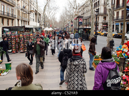 La gente di passeggiare lungo La Rambla in inverno a Barcellona, Spagna Foto Stock