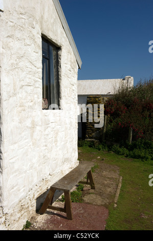 Una panca in legno al di fuori di alloggio su Skokholm island Pembrokeshire South Wales UK Foto Stock