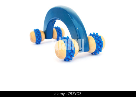 Massaggiatore in legno utensile isolato su sfondo bianco. Foto Stock