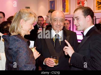 Mohamed Al Fayed (centro) allora proprietario di Harrods e Fulham FC parla con gli altri ospiti. Royal Opera House, Foto Stock